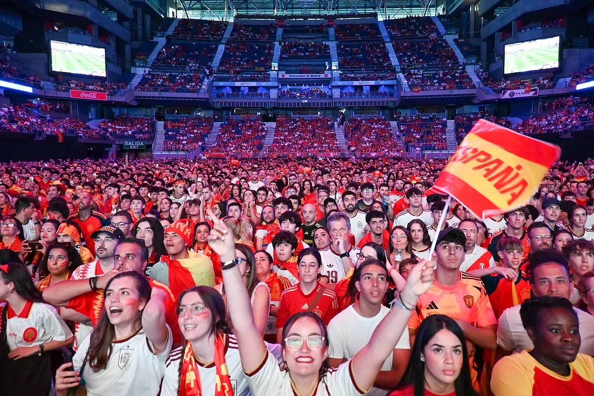 15,000 people roar in the Movistar Arena to cheer for the national team: "We want to witness history"