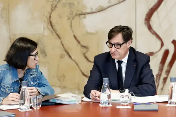Salvador Illa improvises a meeting with the French consul in Barcelona to stir controversy over Mariano Rajoy's statements
