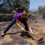 With the 60 heroes of La Adrada who resisted the flames to save their town "with garden hoses"