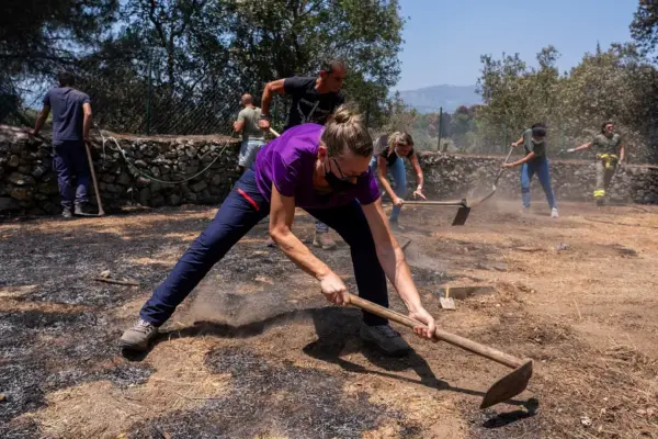 With the 60 heroes of La Adrada who resisted the flames to save their town "with garden hoses"