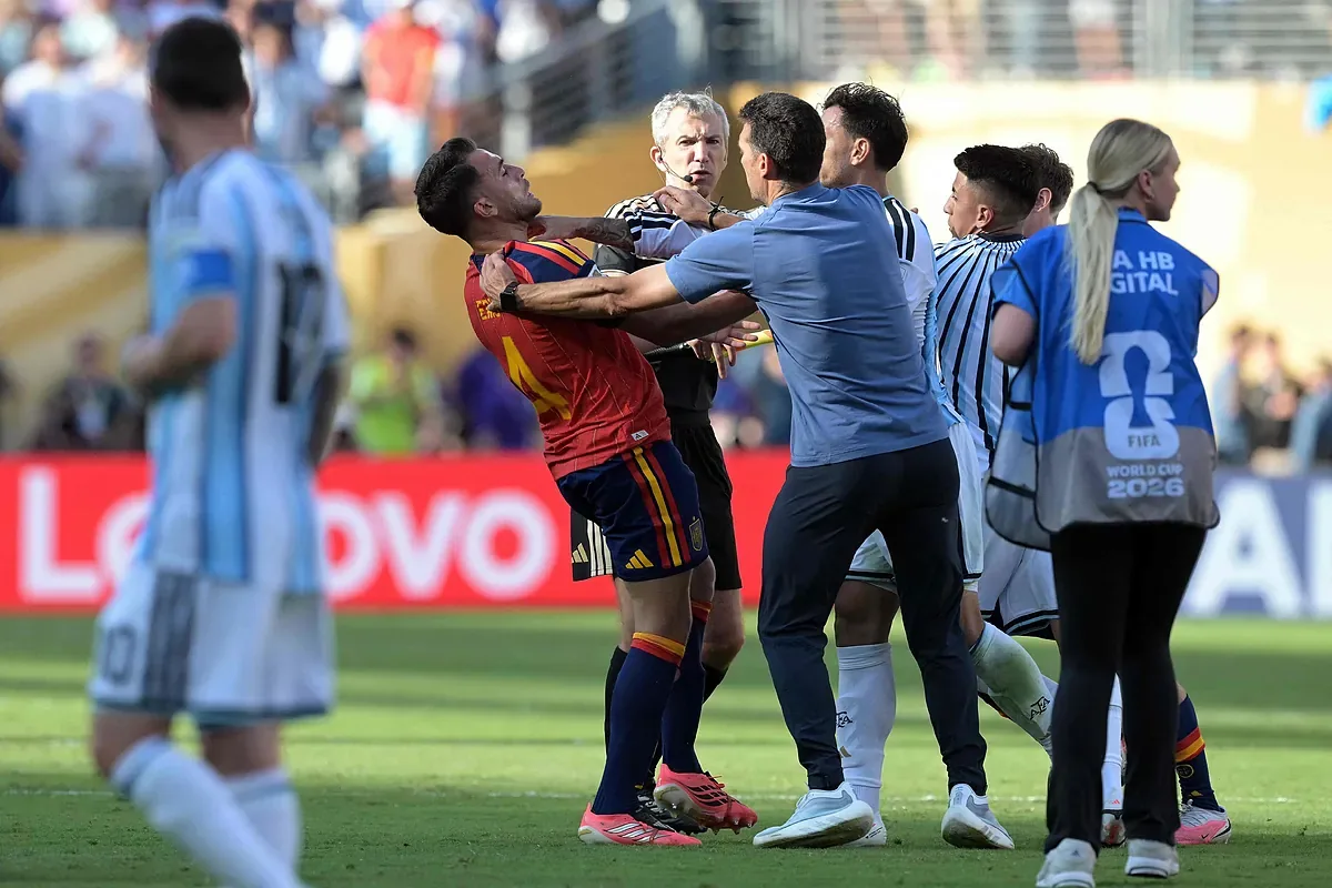 Molina's punch, Paredes' madness, and the Argentine contempt for the champions in the most heated post-match of the World Cup: "You were crying all week"