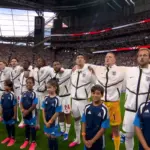 The fans of England and Argentina do not respect the rival's anthem, singing and booing over it