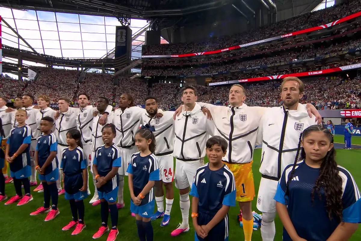 The fans of England and Argentina do not respect the rival's anthem, singing and booing over it