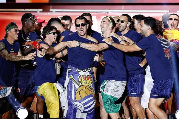 Ecstasy in Cibeles with the champions: "Together we are stronger, long live Spain"