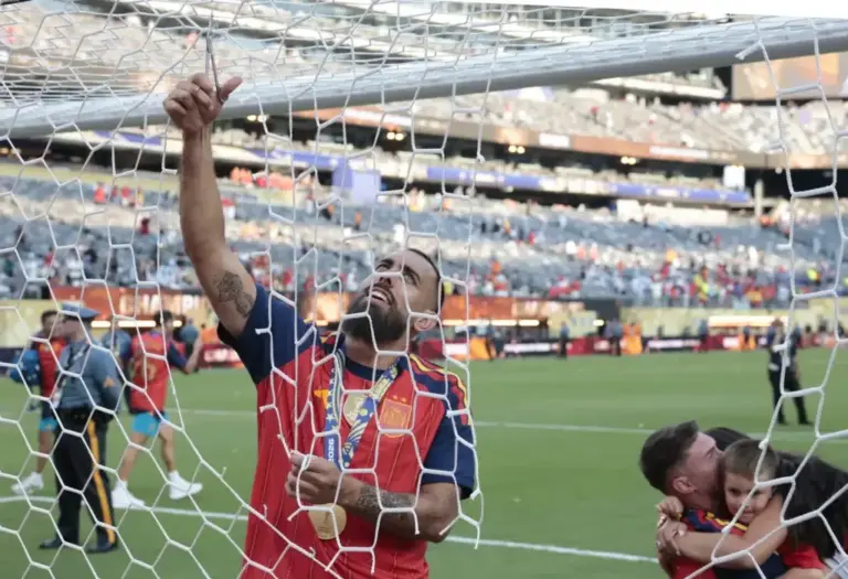 The slow celebration in the Spain locker room: few dances, a 2,000 euro wine for Ferran, and Lamine's cigar
