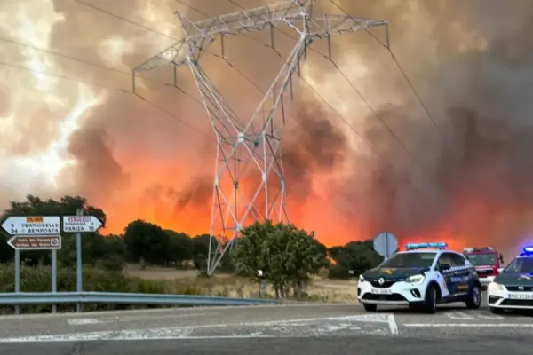 Fires in Extremadura and León cause concern while those in Fermoselle (Zamora) and la Vall d'Uixó (Castellón) are considered stabilized