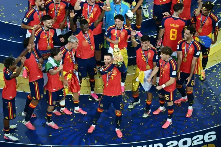 The players, already with the Cup.