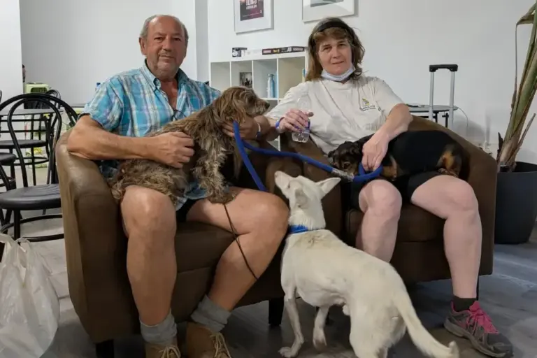 Juan y Sofía, de Pelayos de la Presa, junto a sus mascotas. Sofía sujeta un perro perdido que les entregó la Guardia Civil.