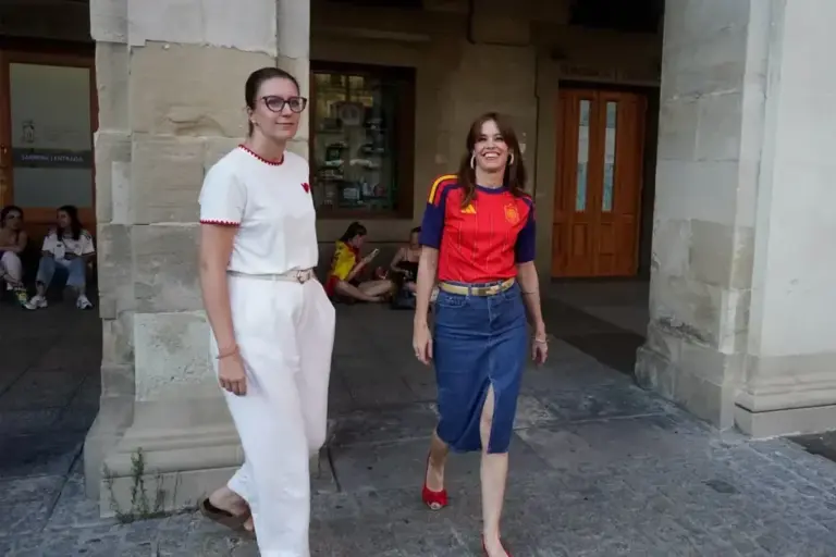 Maider Etxebarria, mayor of Vitoria, wearing the Spanish National Team jersey.