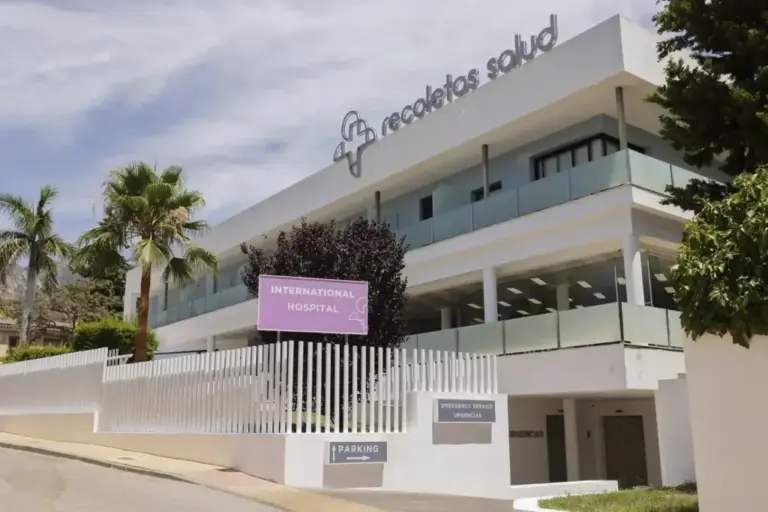 Facade of Recoletas Salud Marbella Hospital.