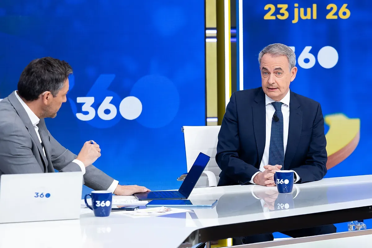 Borges whispers to Zapatero to resist