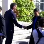 Baena shakes hands with Sánchez without looking at him