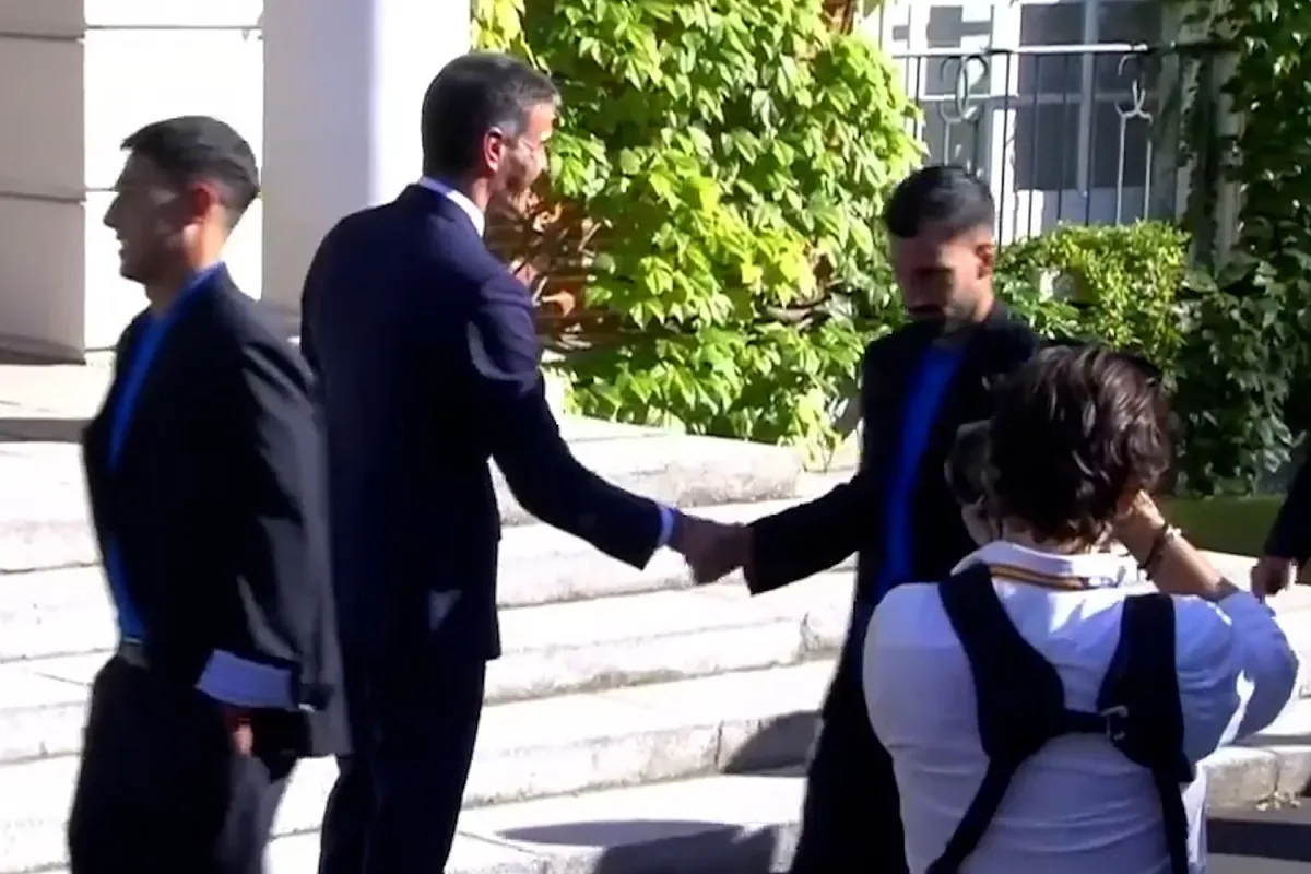 Baena shakes hands with Sánchez without looking at him