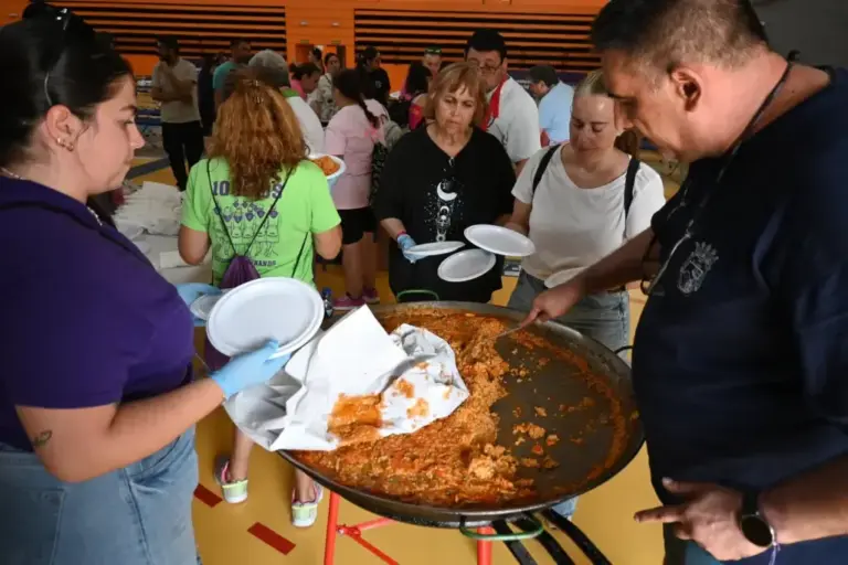 Los voluntario repartiendo en platos la comida