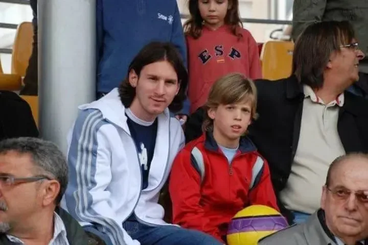 Dani Olmo with Messi in the stands of Castelldefels in 2006.