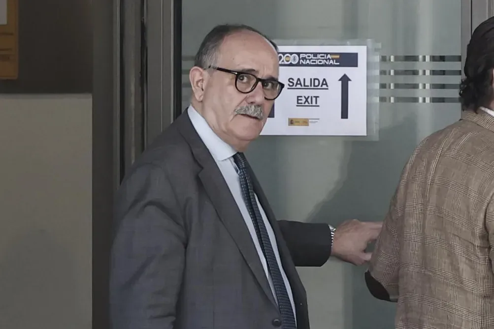 The first lawyer of Ábalos declares before Judge Pedraz that the 'fontanera' Leire Díez offered to pay for his defense through a company
