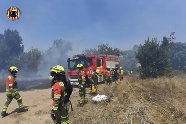 A forest fire in Manises (Valencia) leaves one dead and five hospitalized and another in Castellón leaves seven injured