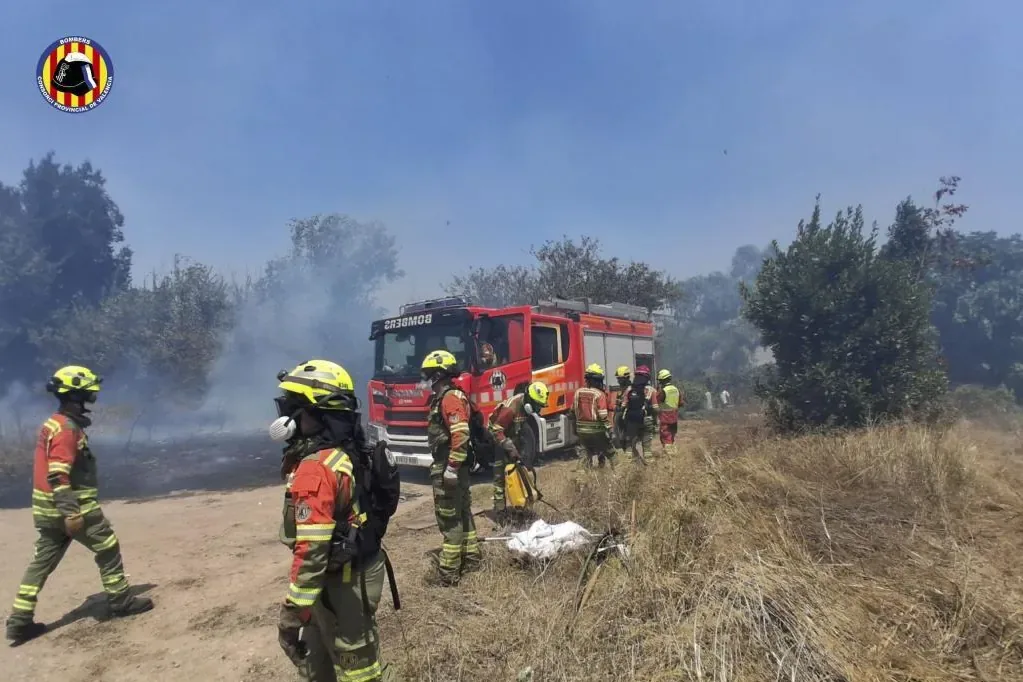 A forest fire in Manises (Valencia) leaves one dead and five hospitalized and another in Castellón leaves seven injured