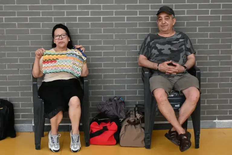 Ana Rosa y Agustín sentados en una zona del pabellón a la espera de noticias