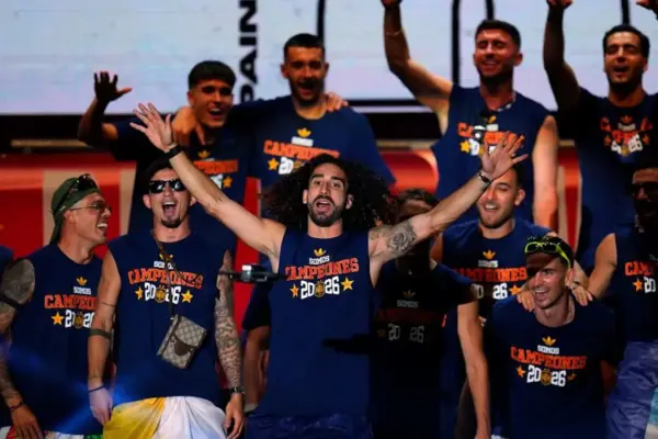 Cucurella's show giving his all at the World Cup celebration in Cibeles