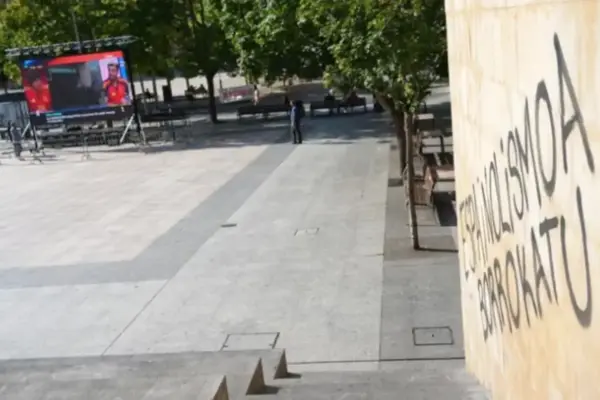 About thirty people attack two young Spanish fans in Vitoria with pepper spray and beat them, while another group tries to sabotage the giant screen of the final in Bilbao