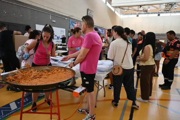 Móstoles welcomes those displaced by the fire with movies and paellas: "They gave us an hour to leave; the fire passed bordering the town"