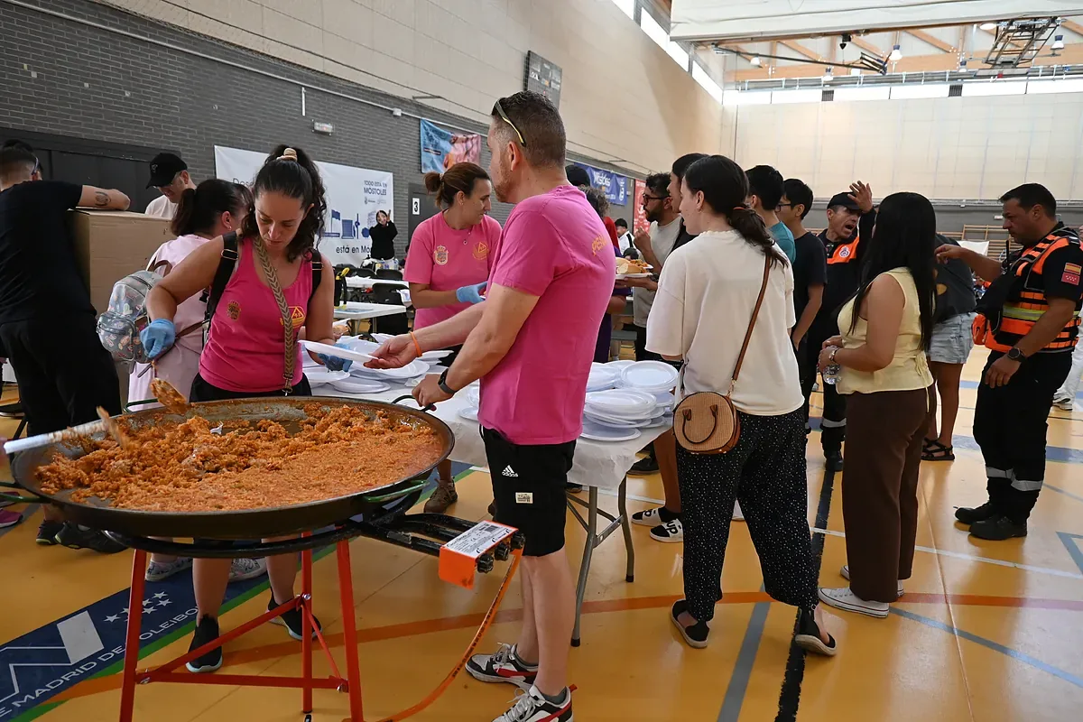 Móstoles welcomes those displaced by the fire with movies and paellas: "They gave us an hour to leave; the fire passed bordering the town"