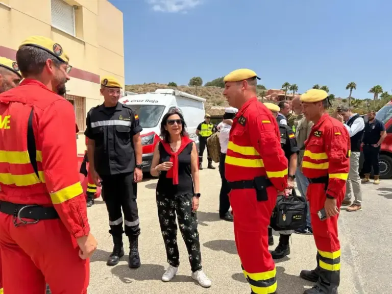 Minister Margarita Robles with UME and Civil Guard personnel.