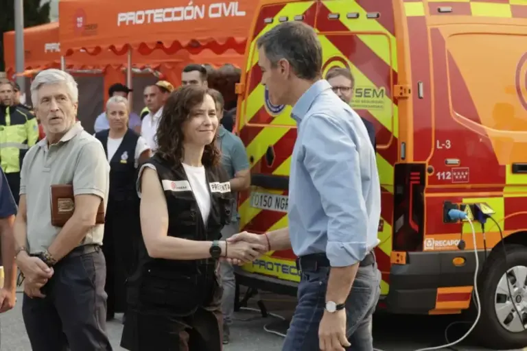 The president of the Community of Madrid, Isabel Díaz Ayuso, together with the Prime Minister, Pedro Sánchez, upon arrival at the meeting of the State Coordination and Direction Committee of the State Emergency Plan (CECOD).