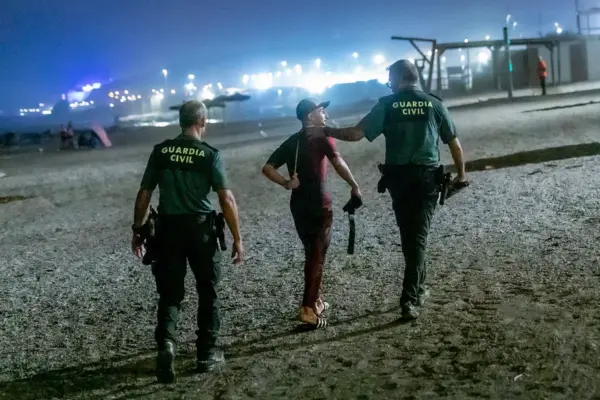 Swimmers who have caused a new migration crisis in Ceuta: "There are more than 3,000 people waiting on the beaches of Morocco to cross"
