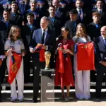 An honor corridor, players in suits and the Royal Family in red, the Kings celebrate the World Cup victory: "You have won with gallantry"
