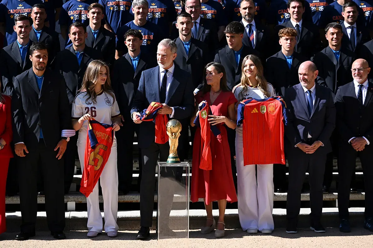 An honor corridor, players in suits and the Royal Family in red, the Kings celebrate the World Cup victory: "You have won with gallantry"