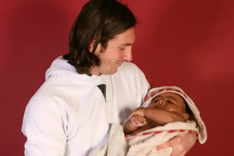The inexplicable behind the "miracle" photo of Messi with baby Lamine at Camp Nou: a raffle, 4.50 euros, number 19...