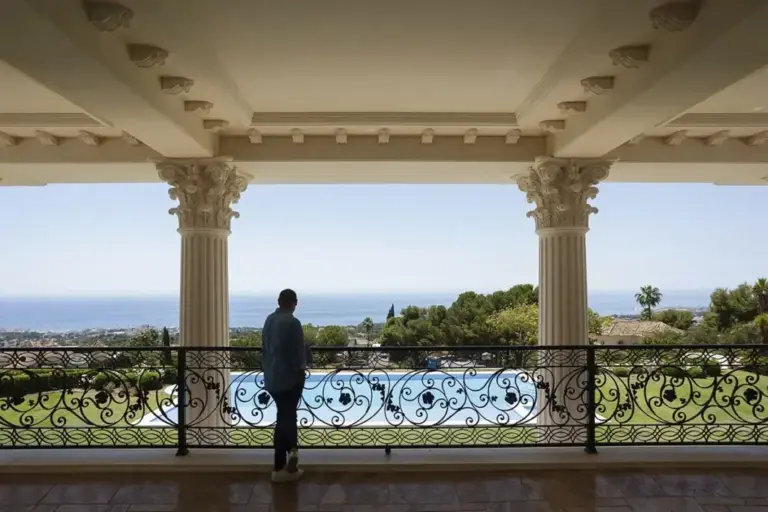 A day at Marbella's most exclusive 'boutique hospital', between silver platter menus and 100-euro "tips": "Here, patients are treated like kings"