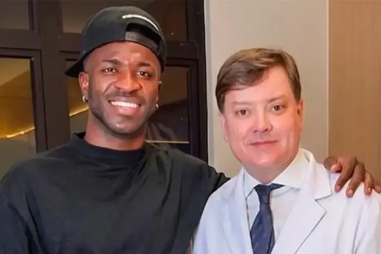 Vinicius Jr, alongside Dr. Alessandro Alarcão, after undergoing chin surgery.