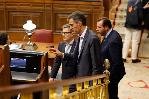 Sánchez hits rock bottom before the final stretch of the legislature with the right-wing above 50%