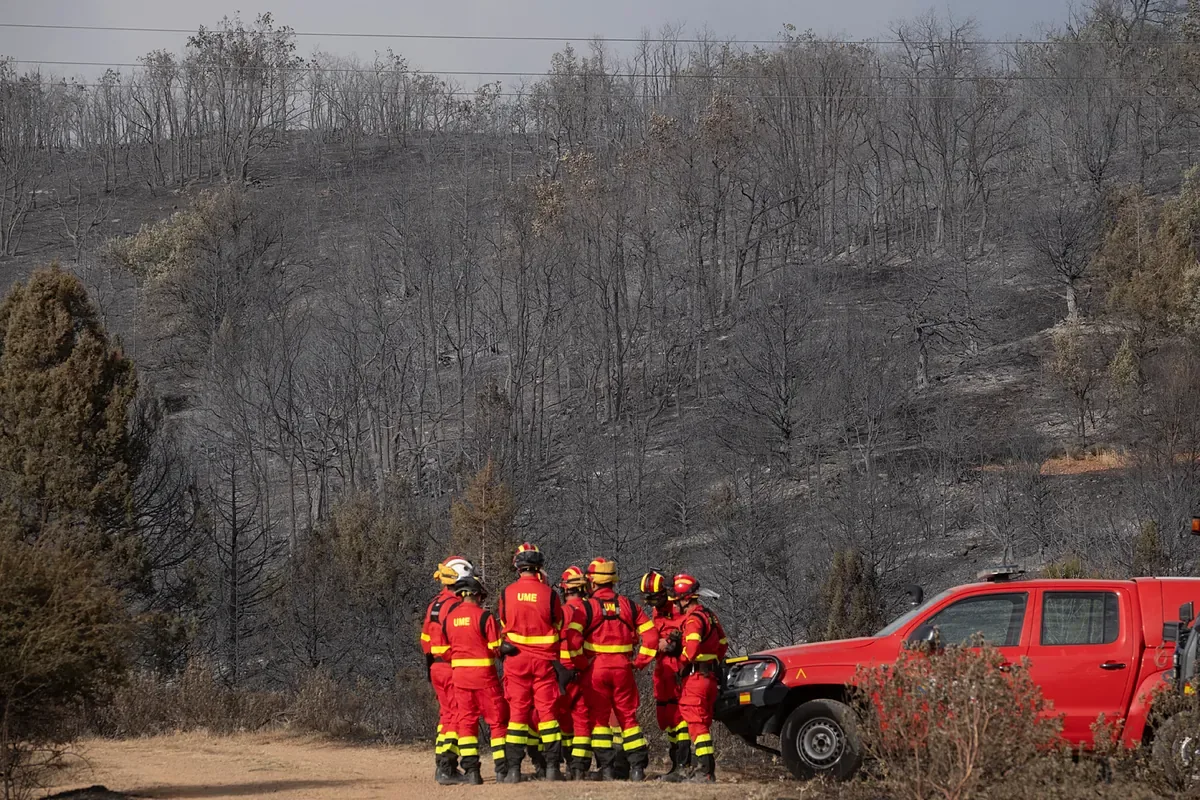 The La Mierla fire enters "a phase of reasonable optimism" and rehousing begins: "There is a lot of sadness, but at least the flames did not enter the town"