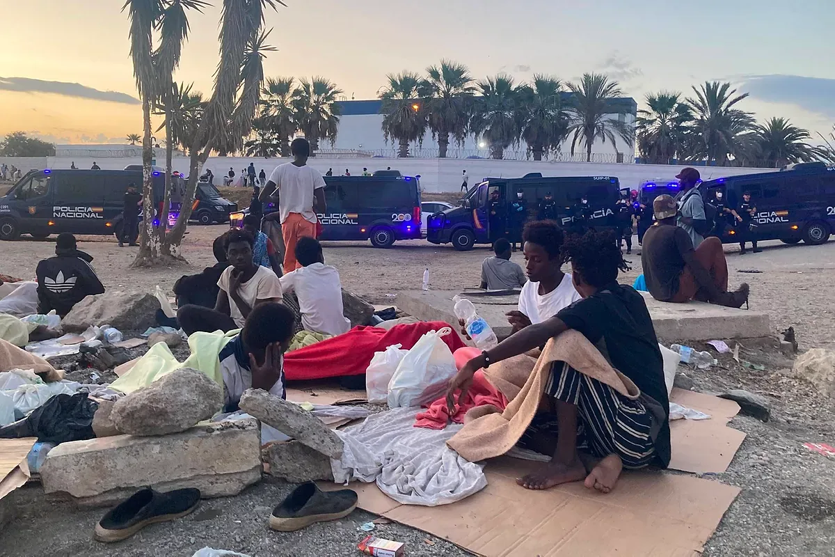 The Police evict 4,000 Sub-Saharan and Maghrebis from the Trampolín beach in Ceuta