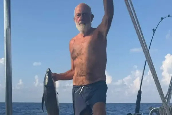 A Spanish businessman disappears after falling from his boat between Sicily and Greece: his wife drifted for three days and heard him shout "Menchu, turn off the engine!"