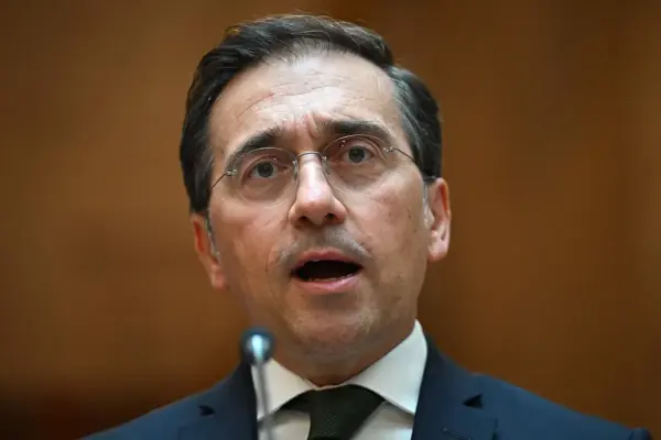 Albares heats up the EU summit over the massive crossing to Ceuta: points to Italy and the "reactionary international"