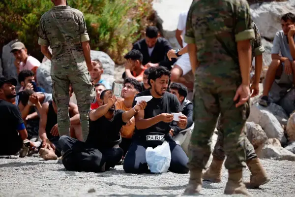 The Legion stops and concentrates groups of immigrants in Ceuta to deport them: "I could lie to you, but we take them to the border"
