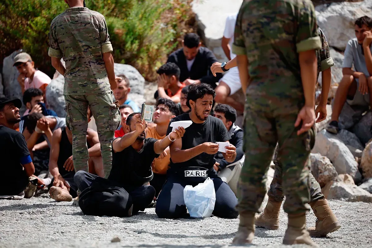 The Legion stops and concentrates groups of immigrants in Ceuta to deport them: "I could lie to you, but we take them to the border"