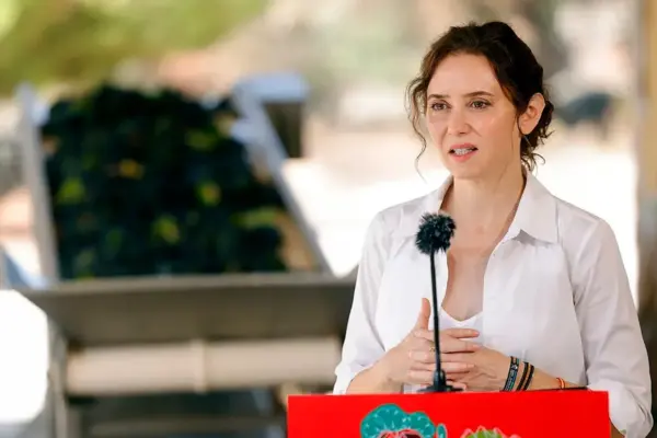 Ayuso emphasizes that she has "already said everything" about the penthouse and closes the matter: "It's for sale, bye fish"