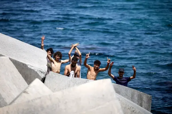 Entry of immigrants to Ceuta from Morocco, live | Marlaska raises to 72,000 the number of immigrants who entered Ceuta from Morocco