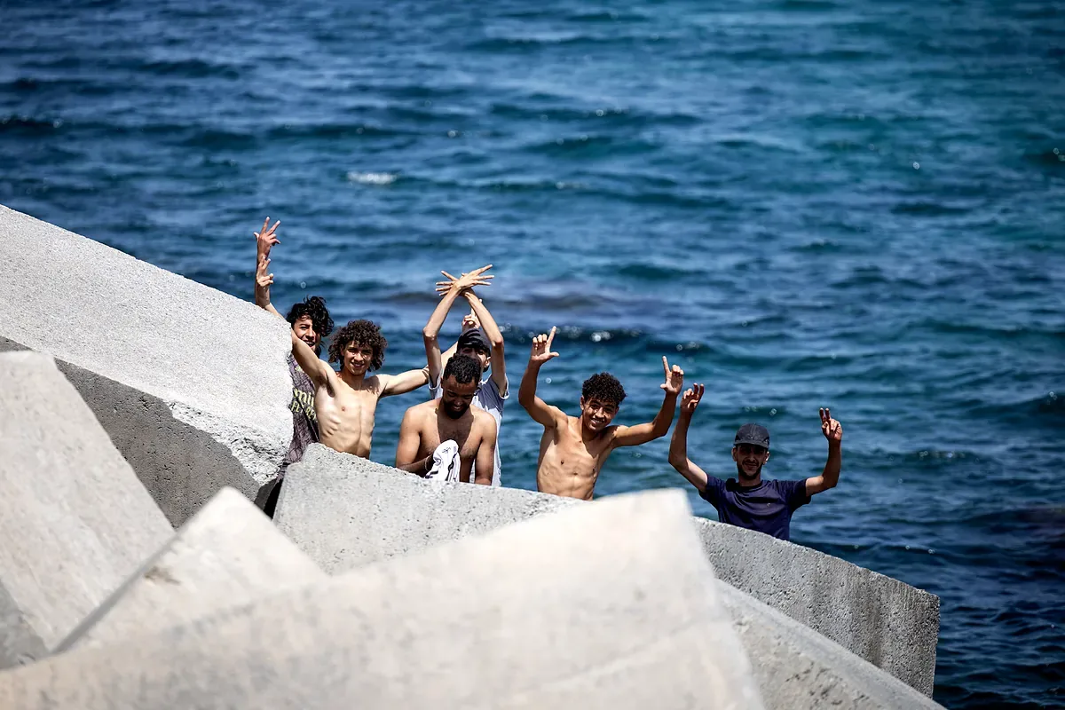 Entry of immigrants to Ceuta from Morocco, live | Marlaska raises to 72,000 the number of immigrants who entered Ceuta from Morocco