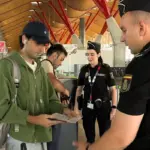 Trapped at 40 degrees at El Prat airport: the "welcome" to Italians due to the standoff between Sánchez and Meloni