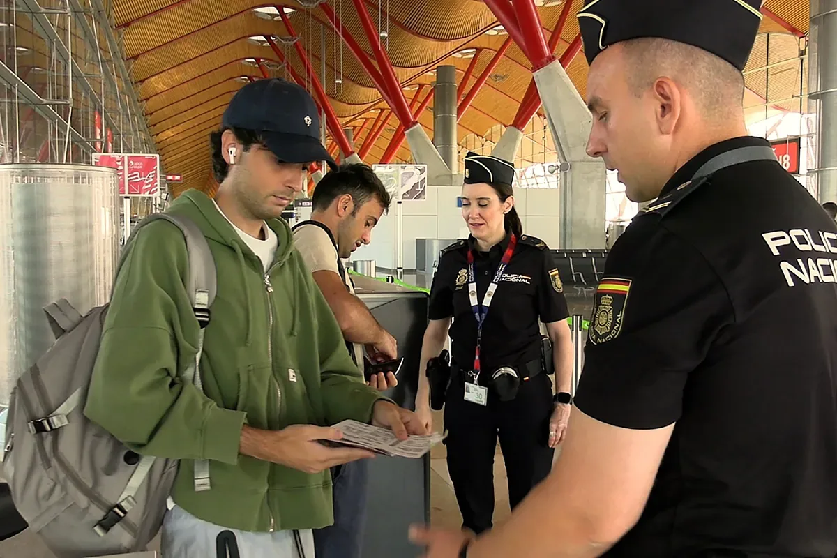 Trapped at 40 degrees at El Prat airport: the "welcome" to Italians due to the standoff between Sánchez and Meloni