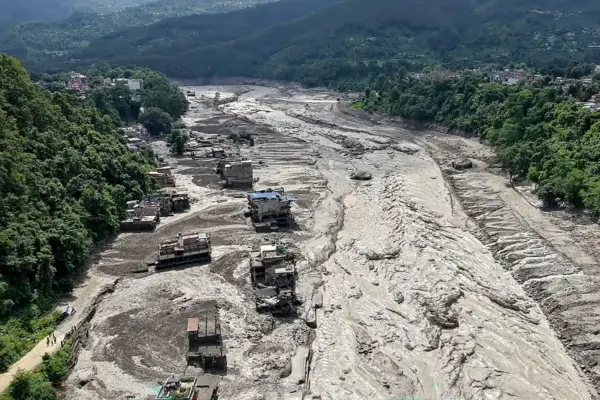 Two Spaniards, among the nearly 400 missing due to a flood in Nepal that adds up to at least 95 dead