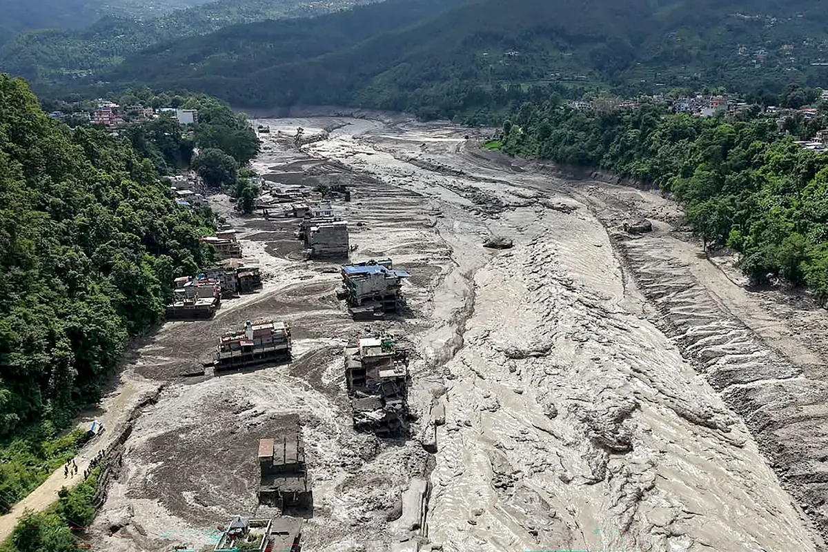 Two Spaniards, among the nearly 400 missing due to a flood in Nepal that adds up to at least 95 dead