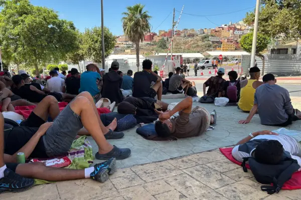The voices of the neighborhoods of Ceuta that "are neither left nor right" warn that "children lose their childhood this way"